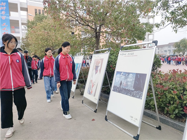 名家书画进校园 翰墨飘香启智慧——盱眙县管镇中心小学举办 “名家书画展览进校园”活动