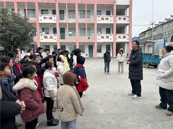盱眙县仇集中心小学党总支开展“红色少年  拥抱阳光”主题党日活动
