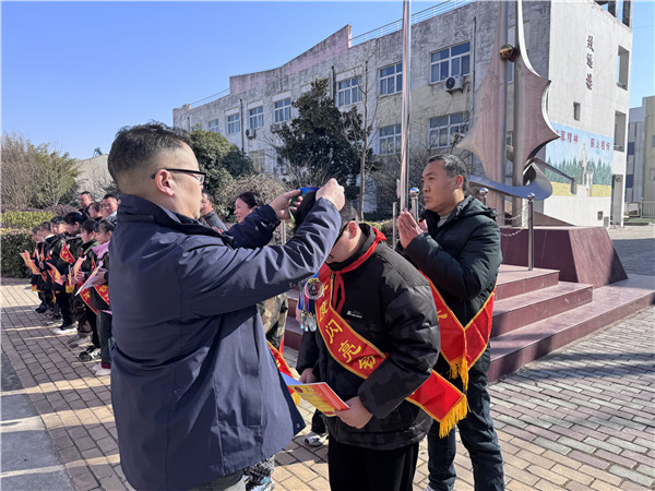 盱眙县黄花塘小学举行“闪亮铁军娃”颁奖仪式