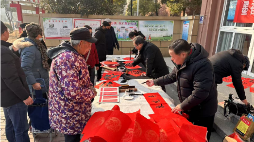 仪征市新集镇新集村：开展“墨香迎蛇岁 联韵暖新春”写春联送福活动