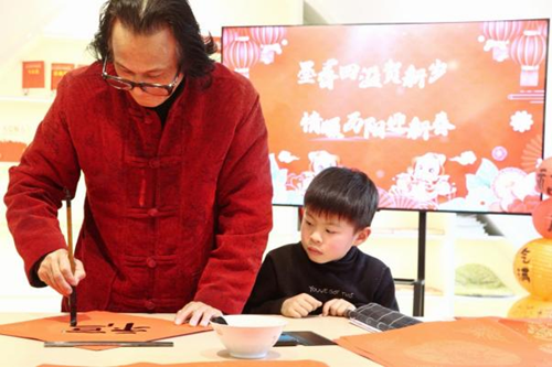 墨香四溢迎新春 写春‘廉’送祝福