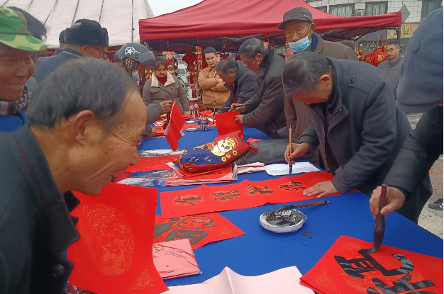 仪征市大仪镇：挥毫送春联 墨香添年味