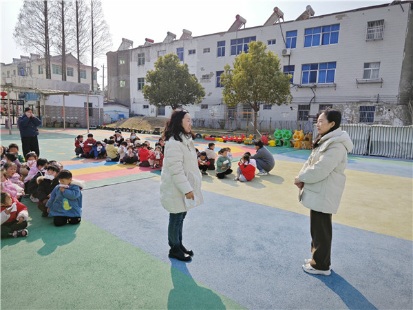 开学首“练”：盱眙县官滩镇中心幼儿园消防演练筑牢安全防线