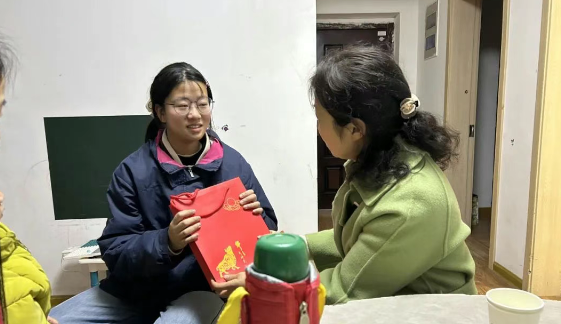 扬州维扬中学：家访情暖学子心（三）