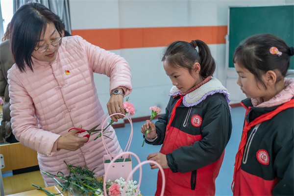  童心母爱 情暖“三八”——盱眙县维桥小学党支部开展庆祝“三八”妇女节