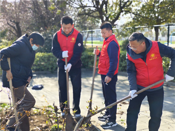 校园添新绿 党旗分外红——盱眙县河桥中心小学开展党员义务植树活动
