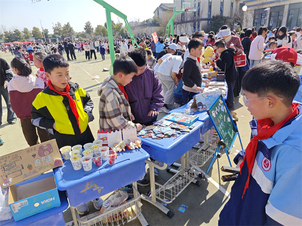 低碳生活，旧物的奇幻漂流——盱眙县五墩实验小学举办跳骚市场主题活动