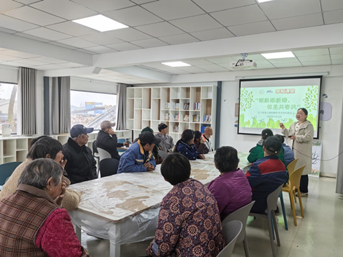“银龄添新绿，邻里共春风”——上湖村组织老年人开展植树节活动
