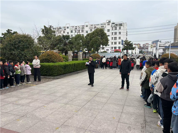 盱眙县盱城街道中心小学举行消防应急疏散演练