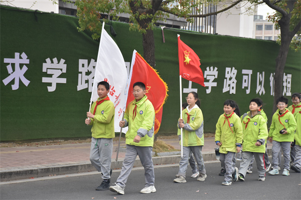 缅怀先烈寄哀思 红色精神永传承——盱眙县实验小学总部校区五年级开展“清