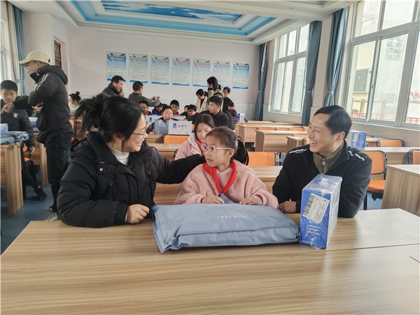春风送暖 爱在校园——盱眙县黄花塘小学举行 “山爸山妈”牵手留守儿童结