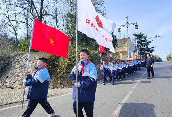 红领巾心向党 清明祭英烈——盱眙县五墩实验小学开展清明节烈士陵园祭扫活动