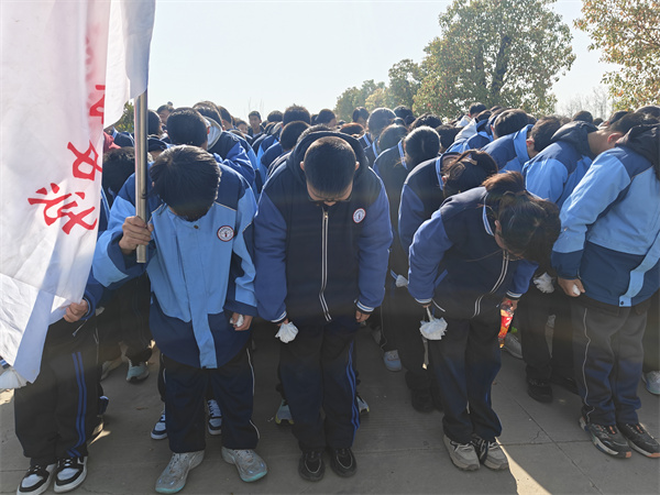 盱眙县维桥初级中学开展“缅怀先烈志，共铸中华魂”清明祭扫活动