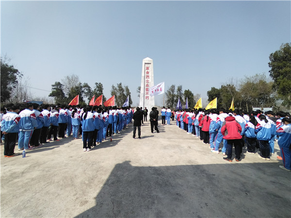 缅怀先烈  承志前行——盱眙县旧铺中学开展清明节祭扫活动