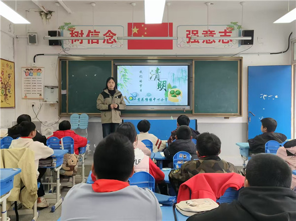 以祭扫为笔 绘制铁军娃爱国新篇章
