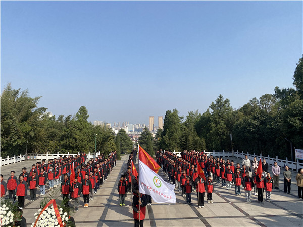清明祭英烈，传承正当时——盱眙县盱城街道中心小学开展清明祭扫烈士墓活动