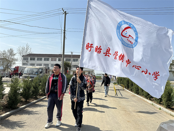 远足磨砺少年志  缅怀先烈铸品格——盱眙县管镇中心小学开展清明祭扫活动