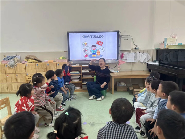 消防记心中，安全伴我行——盱眙县城南中心幼儿园开展消防演练活动