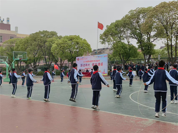 跃动阳光 缤纷课间——盱眙县五墩实验小学老校区开展大课间评比活动