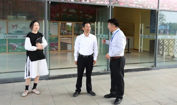 仪征枣林湾：园区主要领导查看芍药园活动开展情况