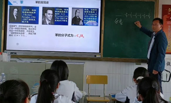 仪征第二中学：名师送教展风采 匠心传道助成长