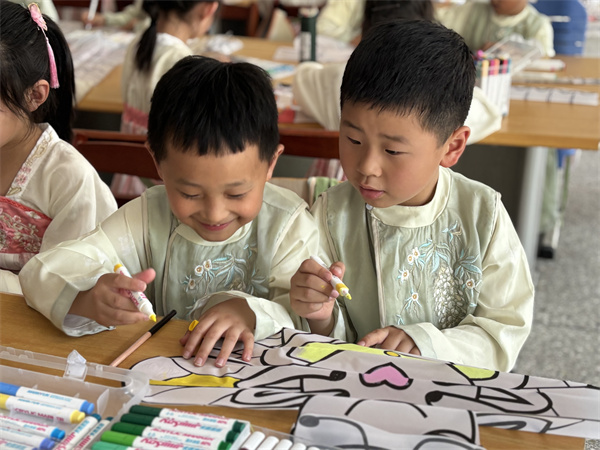 七彩绘纸鸢 童心向云端——盱眙县五墩实验学校开展一年级风筝绘画主题活动