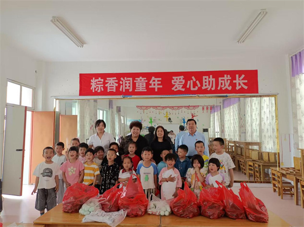   粽香润童年 爱心助成长——盱眙县穆店镇关工委组织正清家庭农场与留守