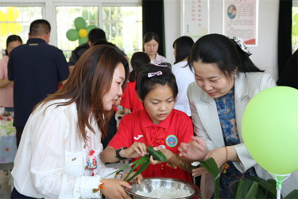 艾香暖童心 快乐过双节——盱眙县桂五镇中心小学开展关爱“山娃”主题活动