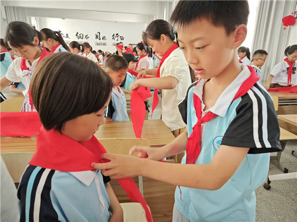 盱眙县河桥中心小学举行一年级首批新队员入队仪式