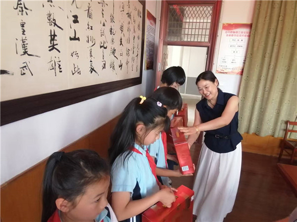 艾香暖童心、快乐过双节——盱眙县三河实验小学双节同庆暖童心