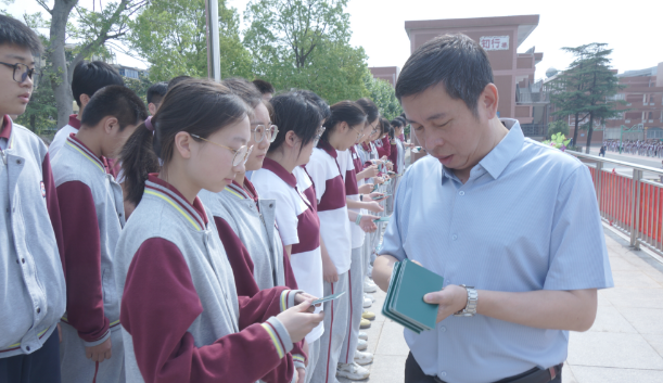 扬州公道中学：初心如磐，团徽闪耀