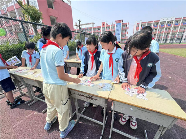 艾香暖童心，快乐过双节——盱眙县铁佛中心小学举办游园会暨爱心企业捐赠活动