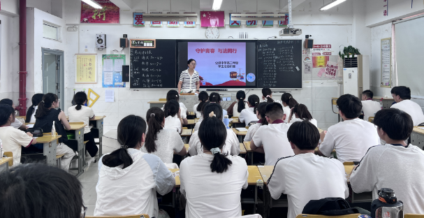 扬州公道中学：法治护航青春路 安全相伴暑假行