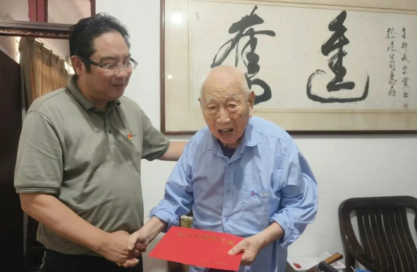 仪征工信局：党委书记“七一”走访慰问老党员