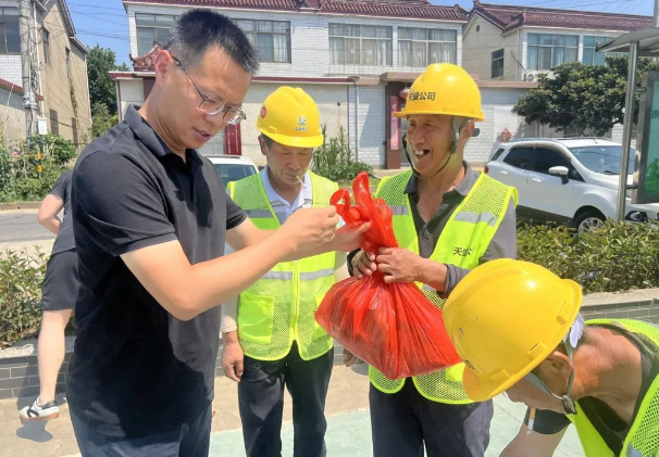 仪征市新集镇江宁村：酷暑送清凉 关怀暖人心