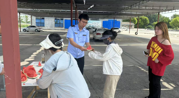 仪征市交通运输局：高温天气送清凉 助力平安学车路