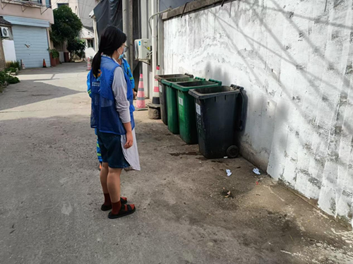 河南社区：网格员联动环卫所及时清理垃圾，为居民“汗”卫清爽家园