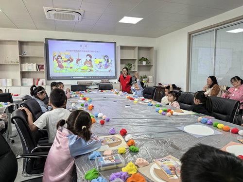 幸福课堂|横岭社区：“巧手传情 爱绽永恒”国际家庭日主