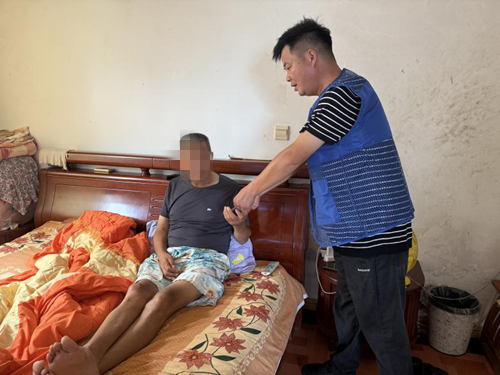 河南社区：网格员潘长亮上门送保单，残疾群众暖心获保障