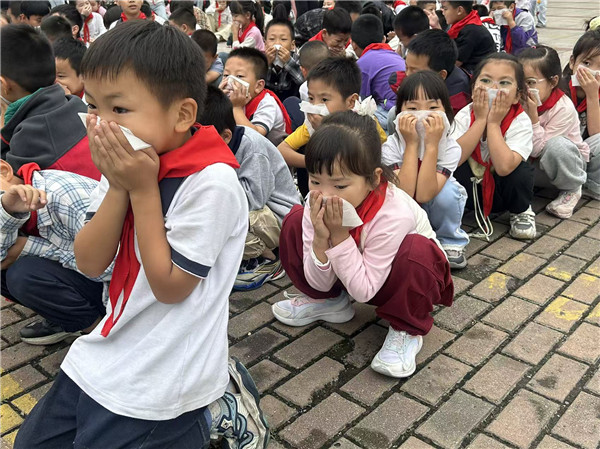 盱眙县盱城街道中心小学开展消防应急疏散演练