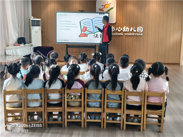 法制护航，守护童心——盱眙县官滩镇中心幼儿园开展法制副校长进校园活动