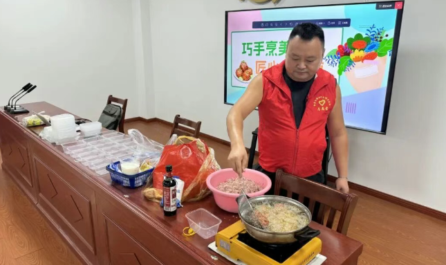 仪征刘集镇联营村：巧手烹美味，匠心筑花束