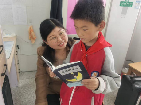 双节暖语润童心——盱眙县实验小学第一分校“山爸山妈”用陪伴点亮留守儿童节日期盼