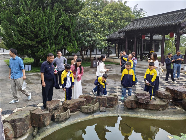 一山润心，一幕燃情，“爸”“妈”伴暖心田——盱眙县开发区小学开展“眙校亦家”留守儿童的快乐周末活动
