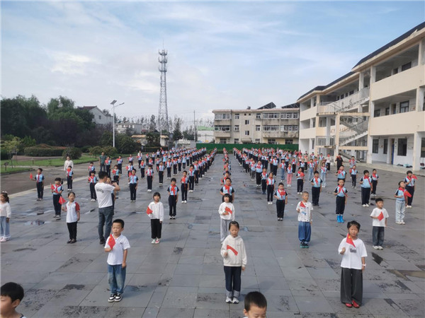 盱眙县河桥中心小学举行“庆国庆 唱国歌”快闪活动