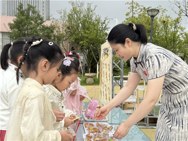 盱眙县盱城街道中心幼儿园：汉服游园祝贺双节 萌娃体验传统文化