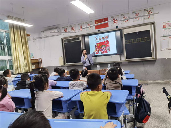 绘本传情 红旗飘扬——盱眙县五墩实验小学一年级学生开展迎国庆活动