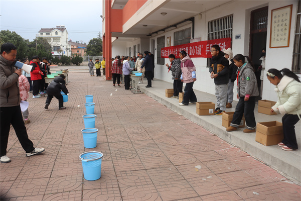 盱眙县古桑中心小学举行庆元旦“银球飞舞 童心飞扬”乒乓球活动