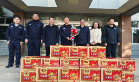 扬州邗江：公道中学牵头慰问驻镇警务单位