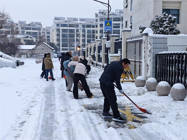 雪映初心 情暖校园——盱眙县实验小学第一分校扫雪除冰保平安